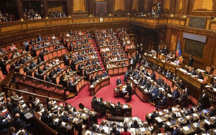 Editoriale: Il Parlamento batte un colpo