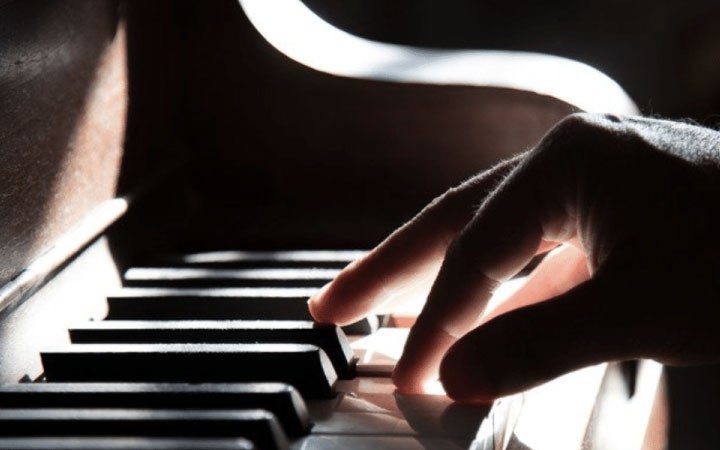 Il ragazzo al pianoforte