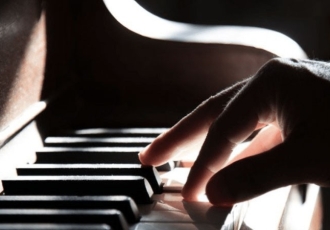 Il ragazzo al pianoforte